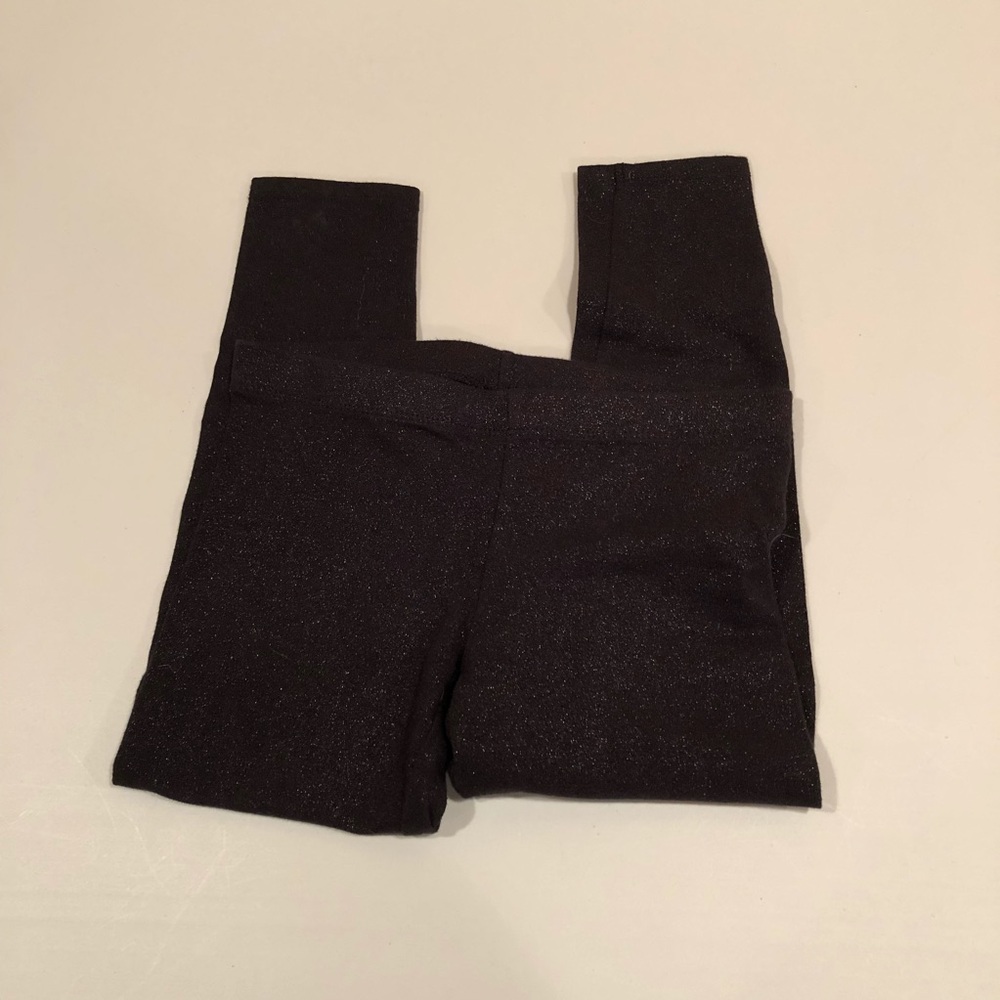 Girls black leggings.